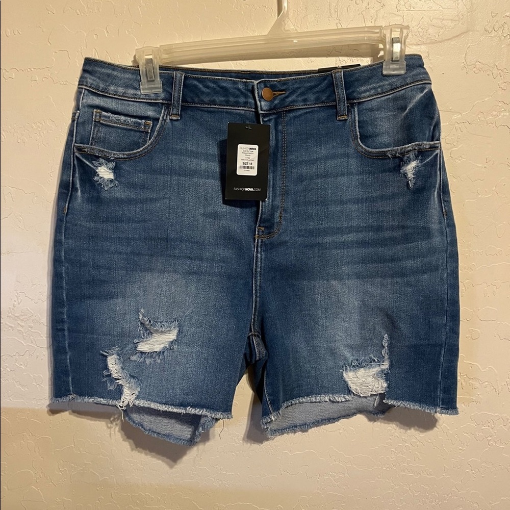 🟣Fashion Nova Jean Shorts, say's 18 but fits like a 16